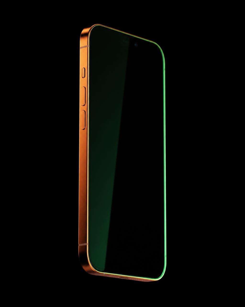 iPhone 17 Pro Max laranja com blindagem em titânio líquido e reflexos verdes